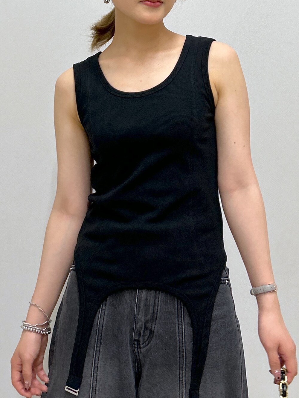 ブラック系のデニムパンツ、ブラック系のサンダル、ピンク系のシャツ/ブラウスを着用したレディースの夏コーディネートの3枚目の写真