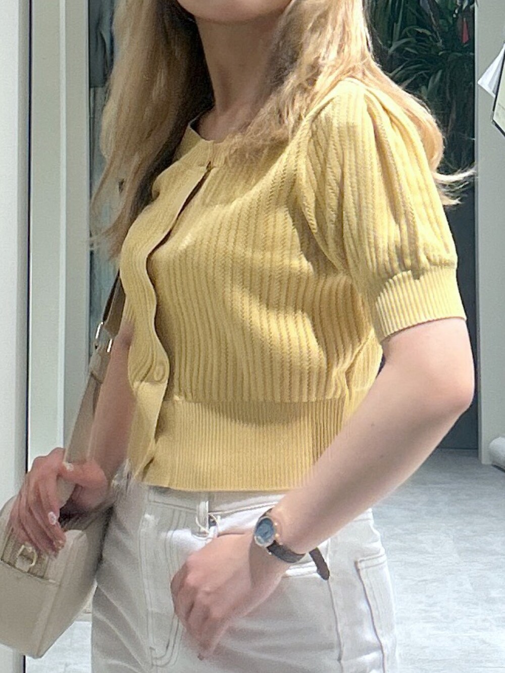 ブラック系のデニムパンツ、イエロー系のTシャツ/カットソー、ホワイト系のショルダーバッグを着用したレディースの春コーディネートの2枚目の写真