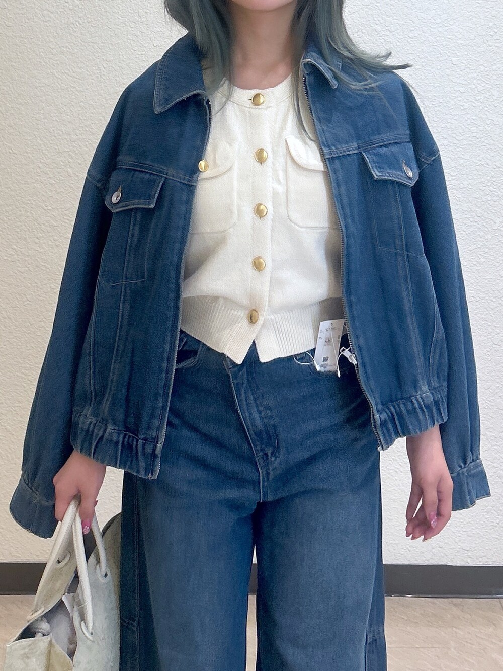 ブルー系のデニムジャケット、ブルー系のデニムパンツ、ベージュ系のパンプスを着用したレディースの秋コーディネートの2枚目の写真