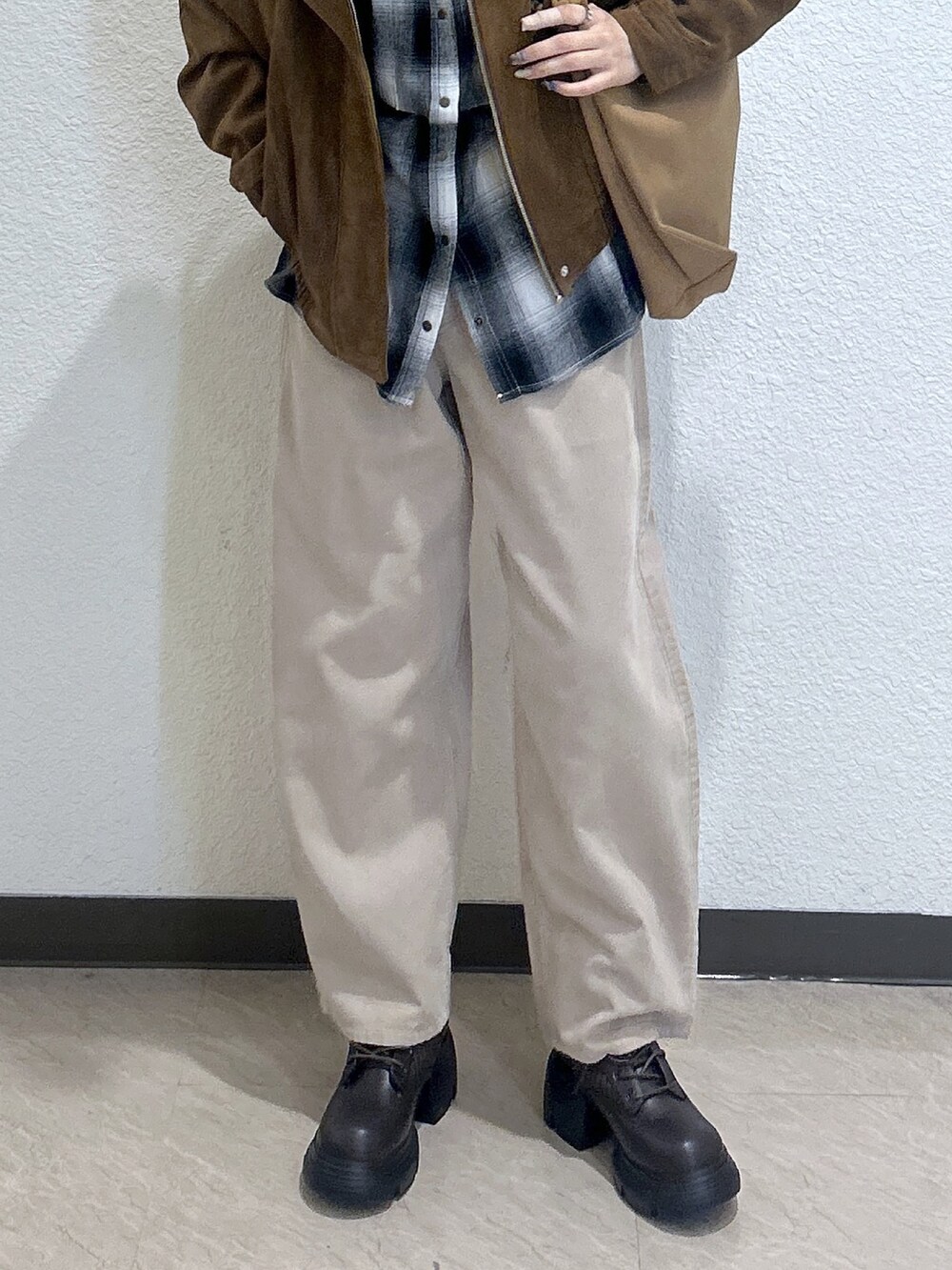 ブラック系のシャツ/ブラウス、ベージュ系のその他パンツ、ブラウン系のブルゾンを着用したレディースの秋コーディネートの3枚目の写真