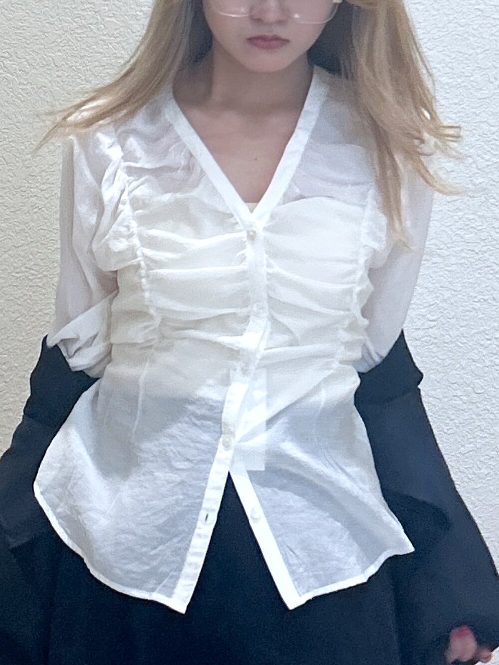 ブルー系のチノパンツ、ブラック系のショルダーバッグ、ブラック系のパンプスを着用したレディースの春コーディネートの3枚目の写真