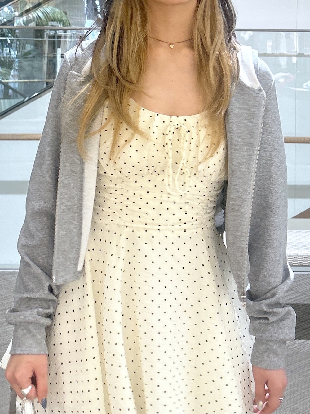 ホワイト系のパーカー、ホワイト系のその他パンツ、イエロー系のパンプスを着用したレディースの春コーディネートの2枚目の写真