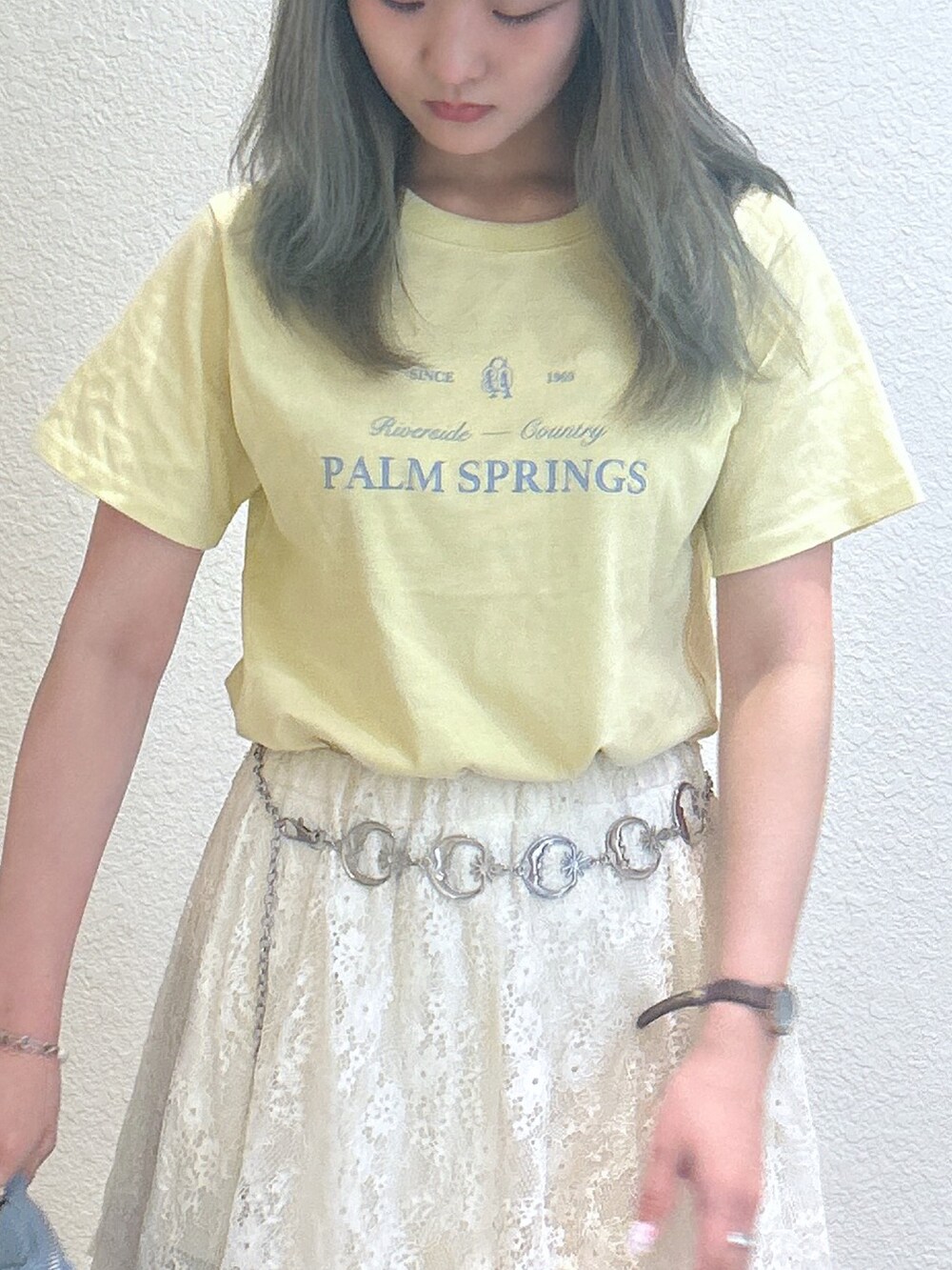ホワイト系のトートバッグ、イエロー系のTシャツ/カットソー、ホワイト系のスカートを着用したレディースの夏コーディネートの2枚目の写真