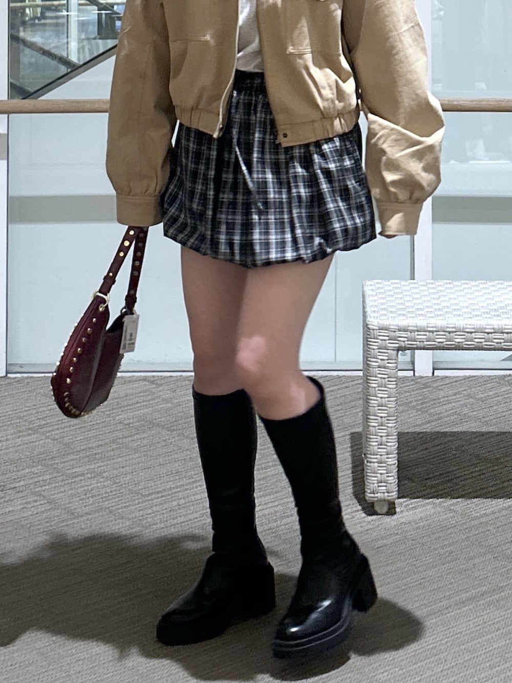 ベージュ系のブルゾン、ホワイト系のTシャツ/カットソー、ブラック系のスカートを着用したレディースの春コーディネートの4枚目の写真