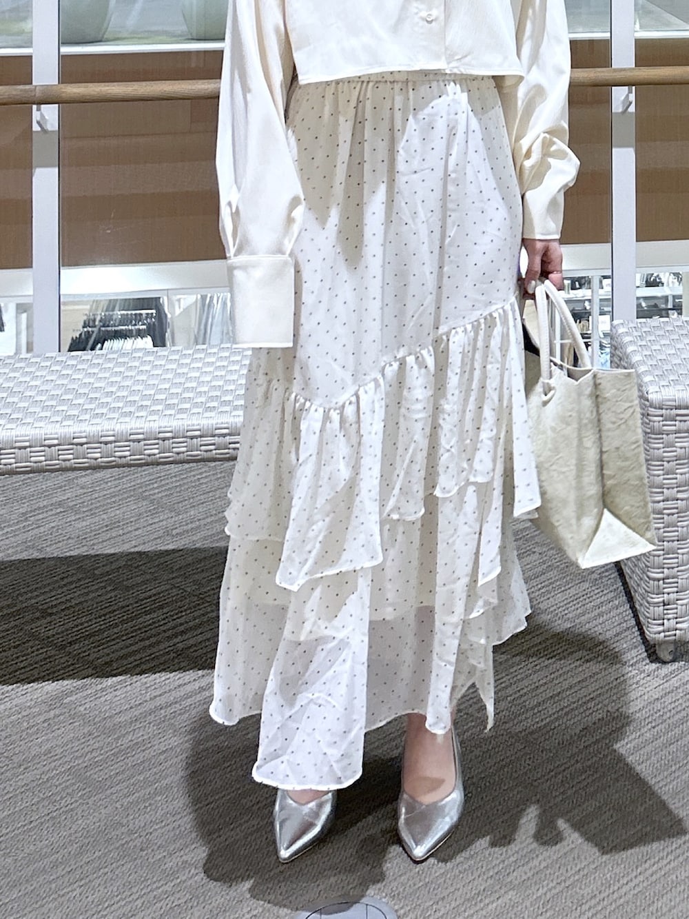 ホワイト系のシャツ/ブラウス、ブラック系のトートバッグ、ホワイト系のスカートを着用したレディースの春コーディネートの3枚目の写真