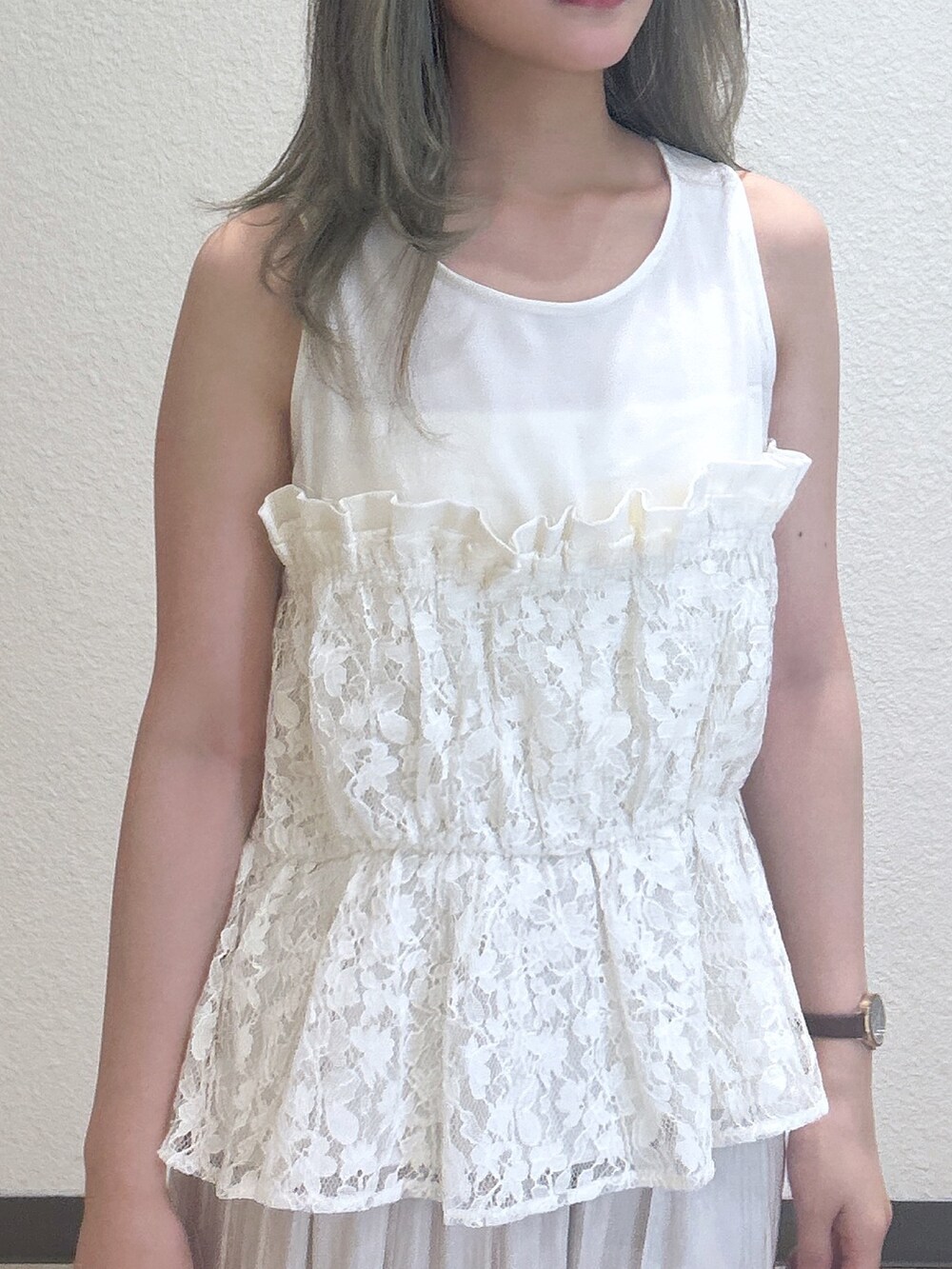 ホワイト系のシャツ/ブラウス、ブラック系のスカート、ブラック系のトートバッグを着用したレディースの夏コーディネートの2枚目の写真