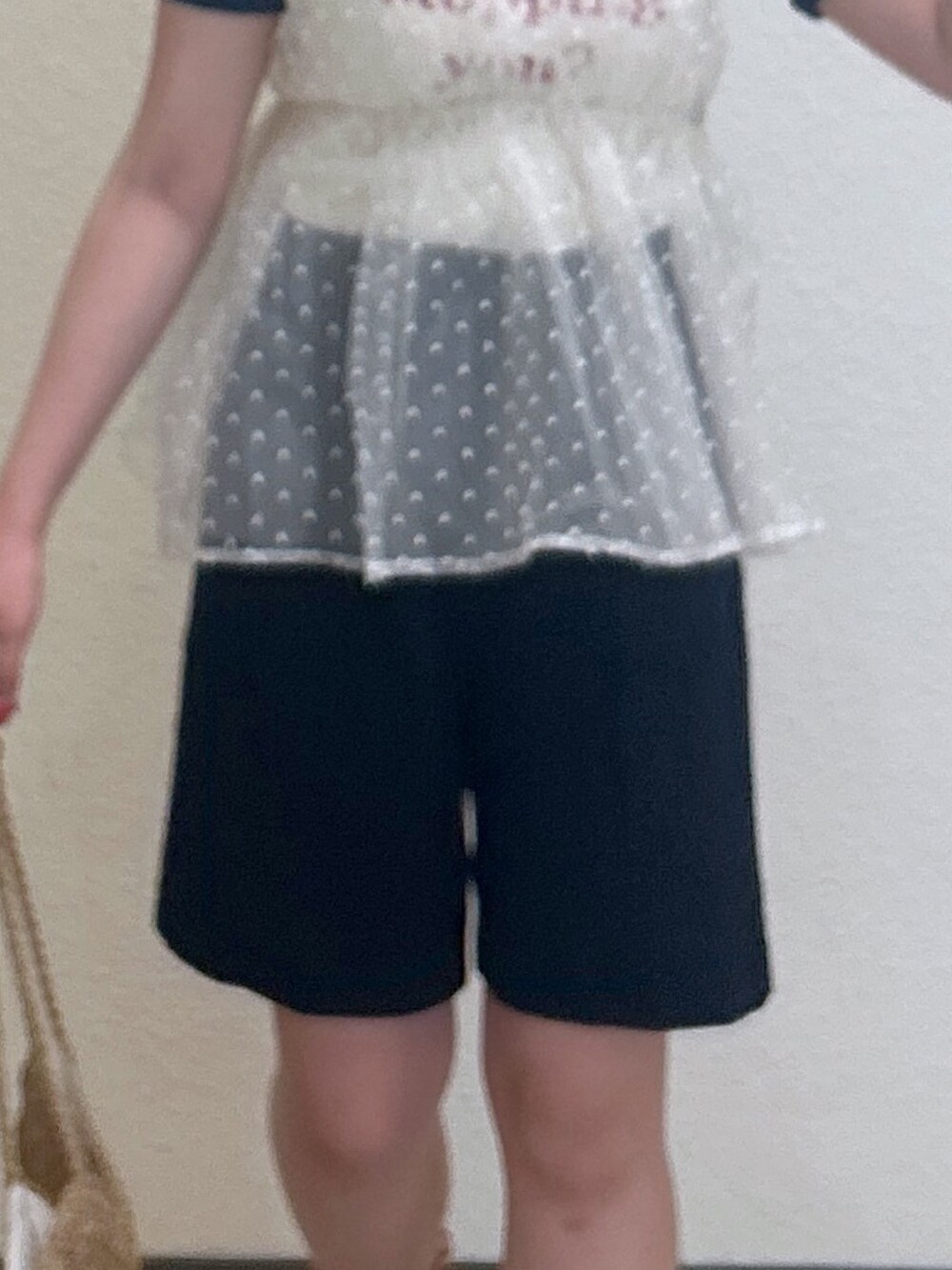 ブルー系のチノパンツ、ホワイト系のTシャツ/カットソー、ベージュ系のシャツ/ブラウスを着用したレディースの春コーディネートの3枚目の写真