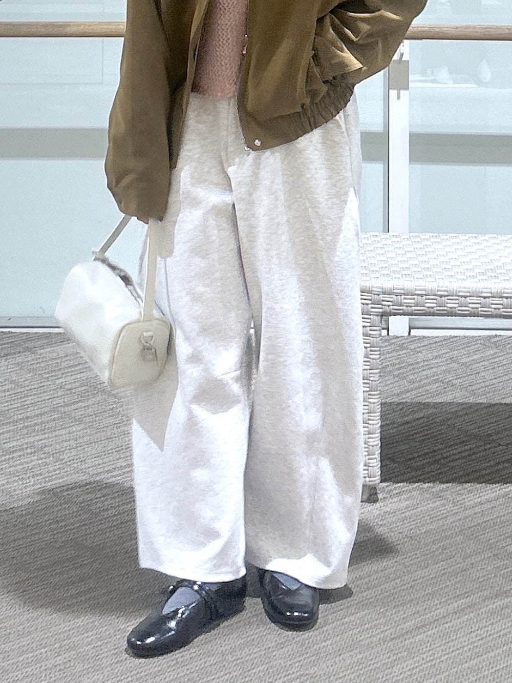 ホワイト系のその他パンツ、ブラウン系のブルゾン、ピンク系のニット/セーターを着用したレディースの春コーディネートの4枚目の写真