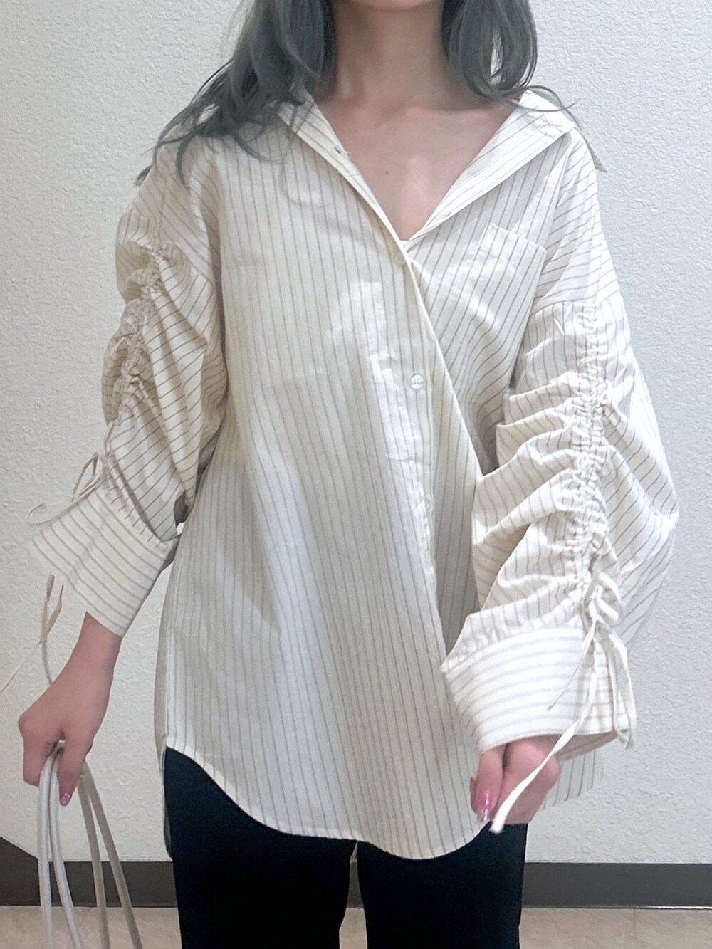 ブラック系のその他パンツ、ホワイト系のシャツ/ブラウス、ブラウン系のショルダーバッグを着用したレディースの秋コーディネートの2枚目の写真