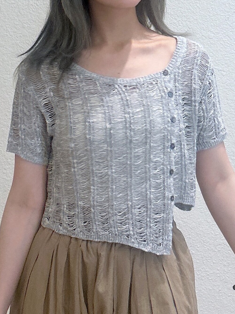 ブラック系のハンドバッグ、グレー系のニット/セーター、ブラウン系のパンプスを着用したレディースの夏コーディネートの2枚目の写真