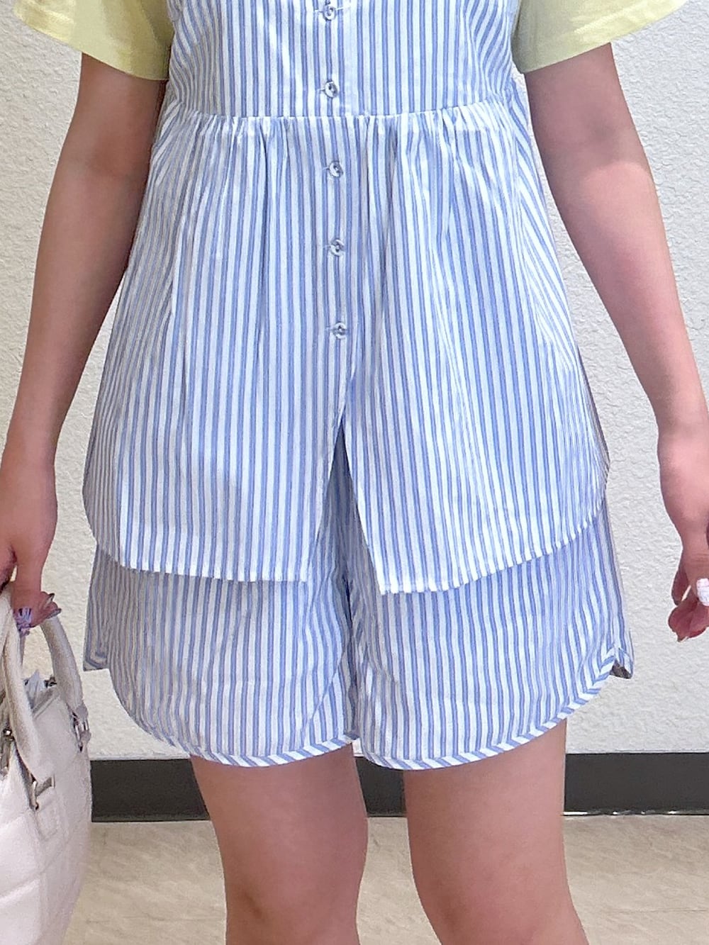 ホワイト系のシャツ/ブラウス、ホワイト系のその他パンツ、ホワイト系のトートバッグを着用したレディースの夏コーディネートの3枚目の写真