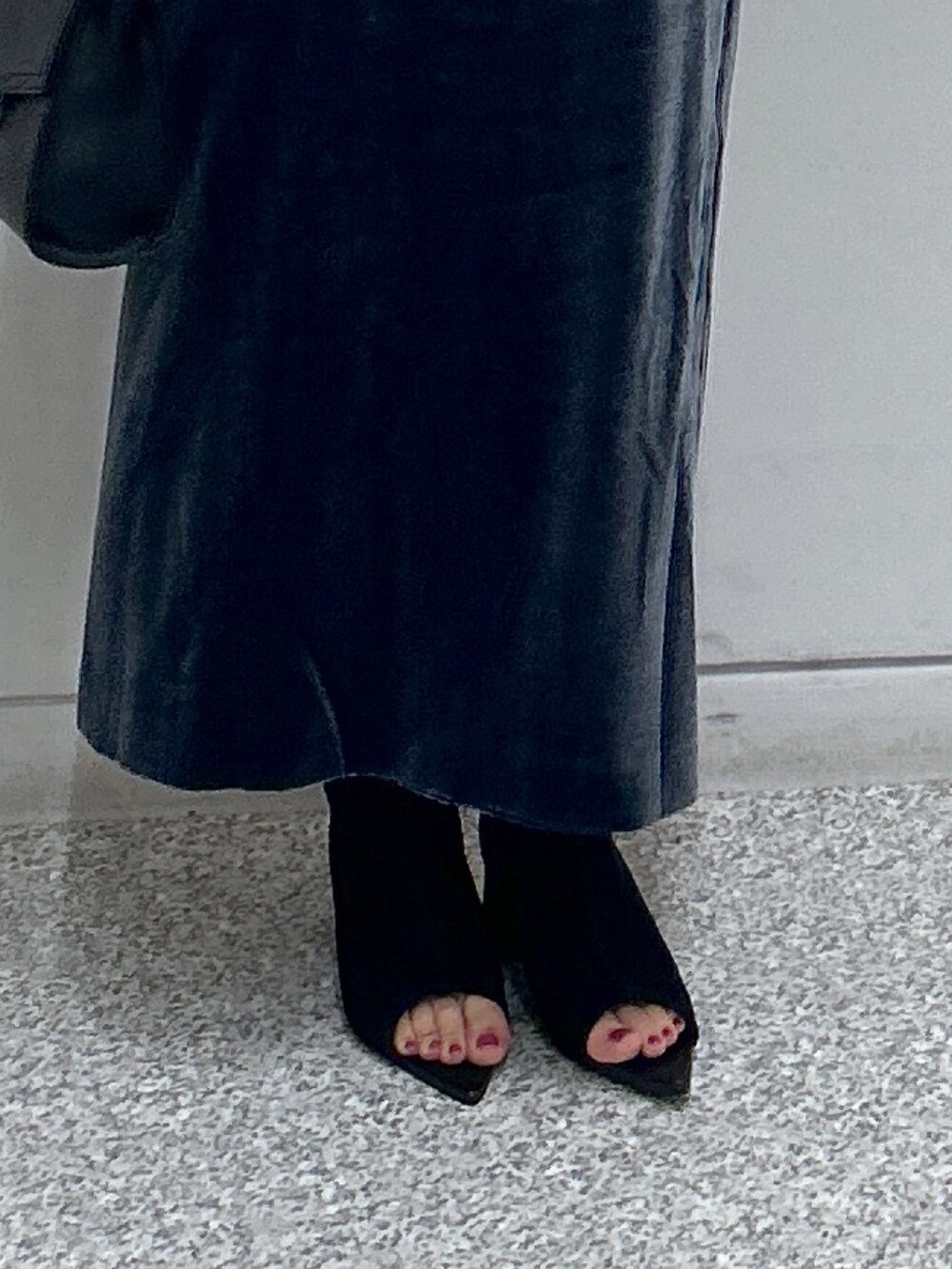 グレー系のワンピース、ブラック系のタンクトップ、ブラック系のショルダーバッグを着用したレディースの秋コーディネートの3枚目の写真