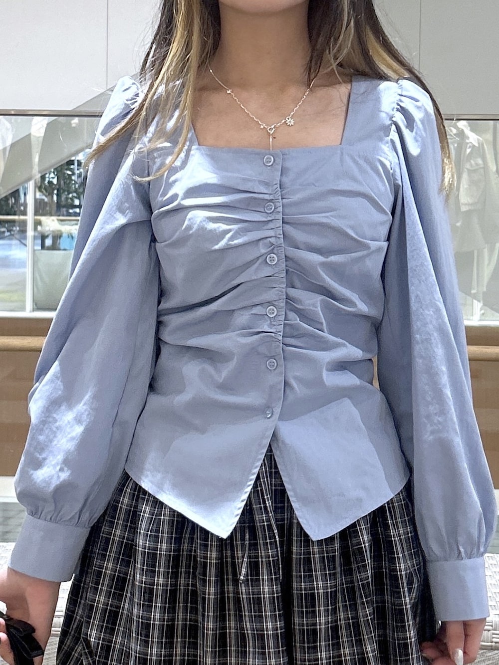 ブラック系のスカート、ブルー系のシャツ/ブラウス、ブルー系のショルダーバッグを着用したレディースの春コーディネートの2枚目の写真