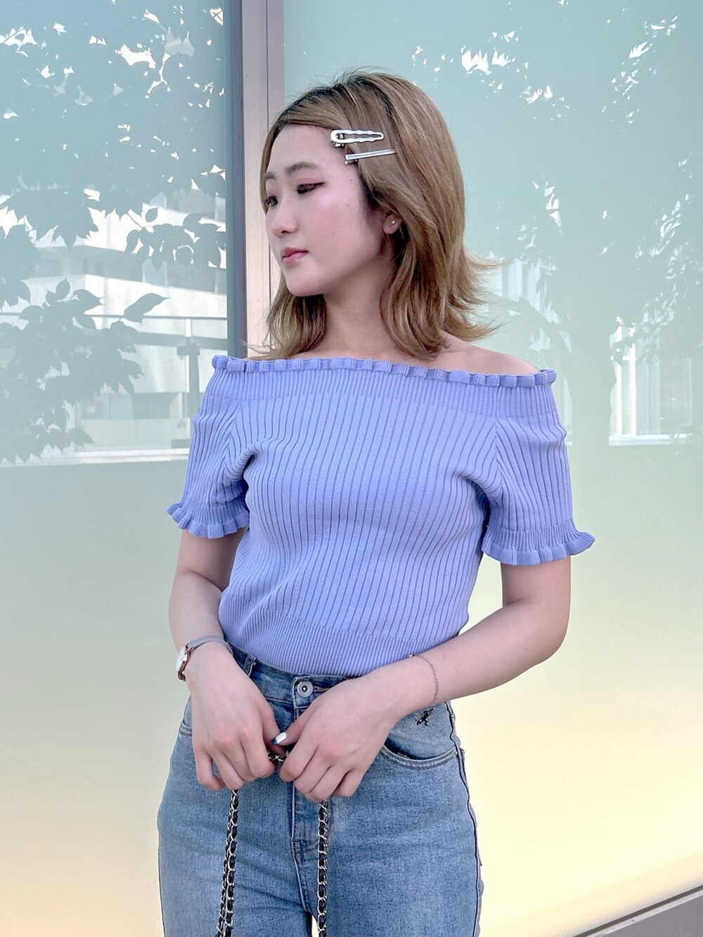 ブルー系のデニムパンツ、パープル系のニット/セーター、ブラック系のショルダーバッグを着用したレディースの夏コーディネートの3枚目の写真