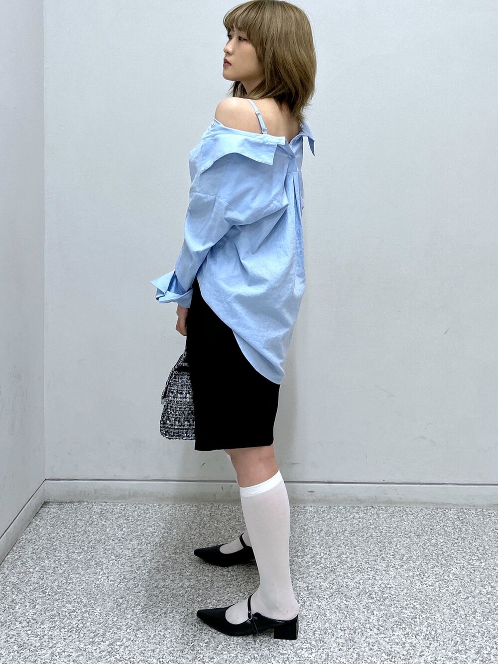 ブルー系のシャツ/ブラウス、ブラック系のその他パンツ、ブラック系のショルダーバッグを着用したレディースの夏コーディネートの2枚目の写真