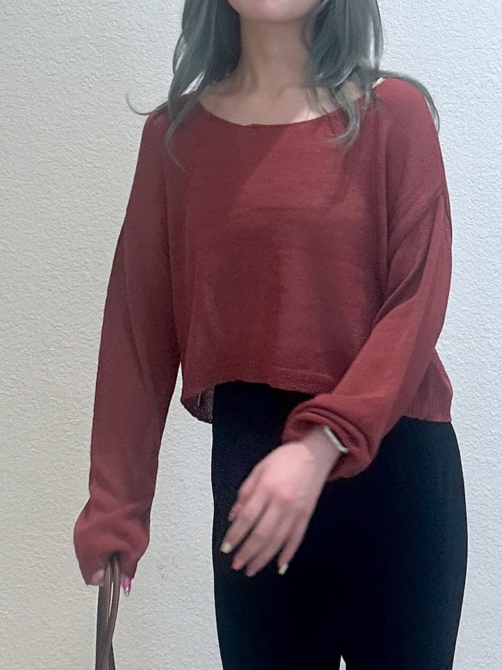 ブラウン系のブーツ、ブラック系のその他パンツ、ブラウン系のショルダーバッグを着用したレディースの秋コーディネートの2枚目の写真