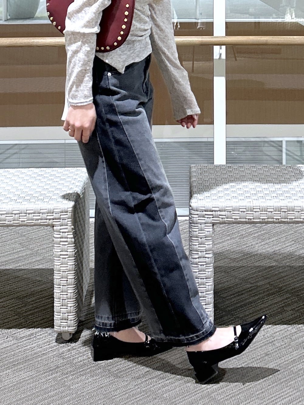 ブラック系のその他パンツ、ブラック系のパンプス、レッド系のショルダーバッグを着用したレディースの春コーディネートの3枚目の写真