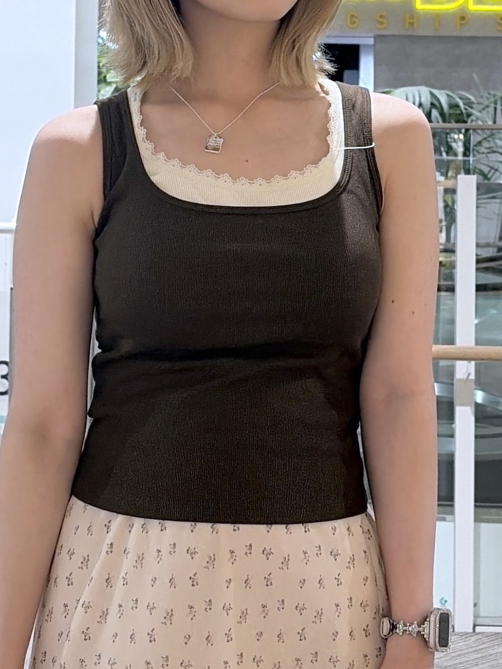 ホワイト系のスカート、ベージュ系のサンダルを着用したレディースの夏コーディネートの2枚目の写真
