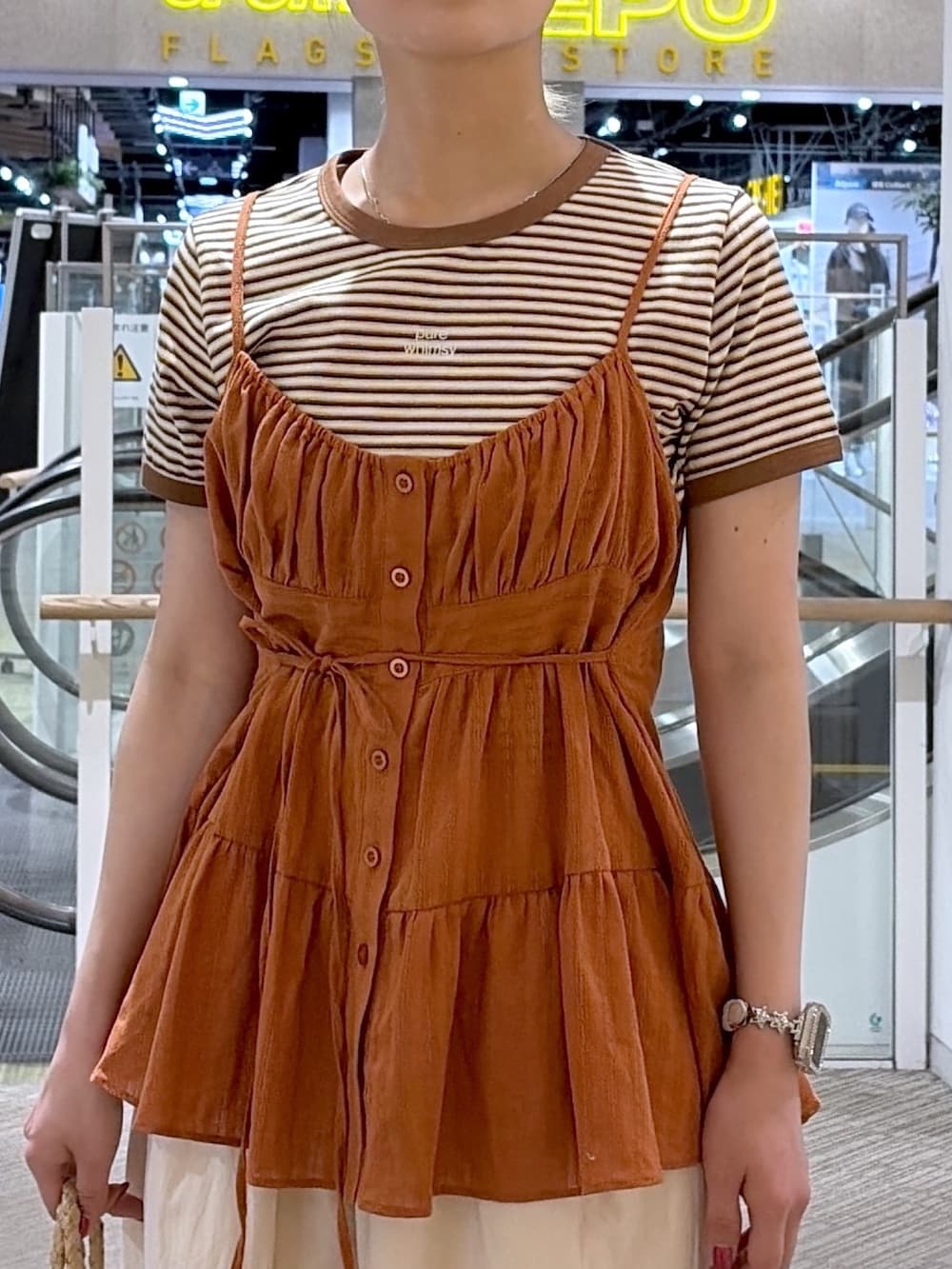 ブラウン系のTシャツ/カットソー、ブラウン系のシャツ/ブラウス、ホワイト系のその他パンツを着用したレディースの夏コーディネートの2枚目の写真