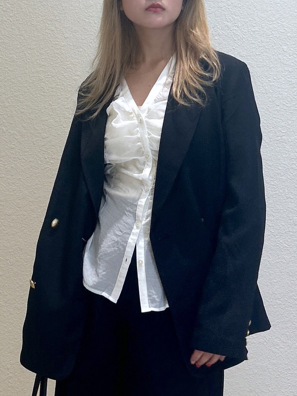 ブルー系のチノパンツ、ブラック系のショルダーバッグ、ブラック系のパンプスを着用したレディースの春コーディネートの2枚目の写真