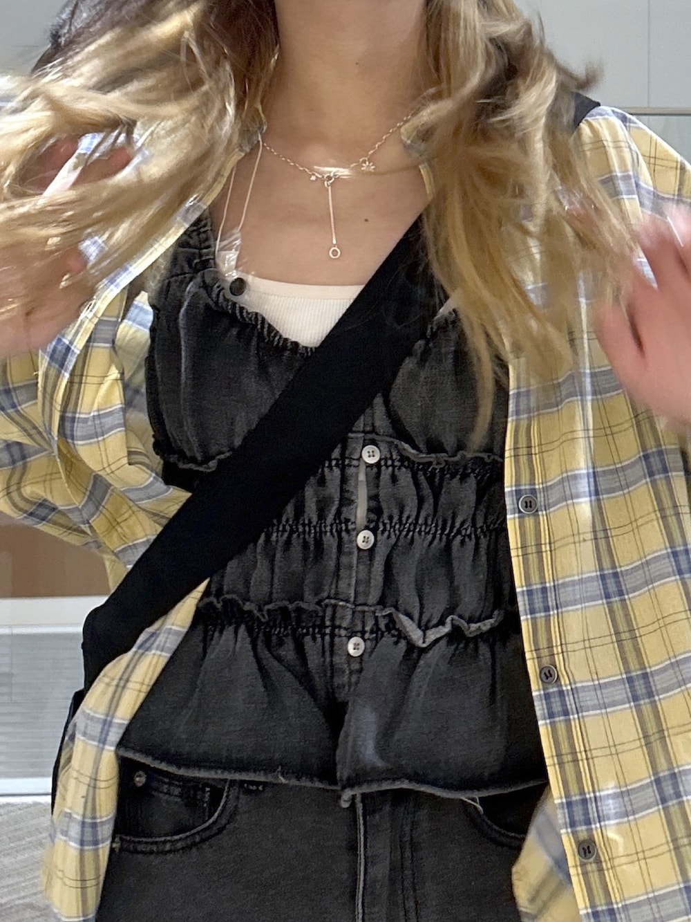 イエロー系のシャツ/ブラウス、ブラック系のその他パンツ、ブラック系のパンプスを着用したレディースの春コーディネートの2枚目の写真