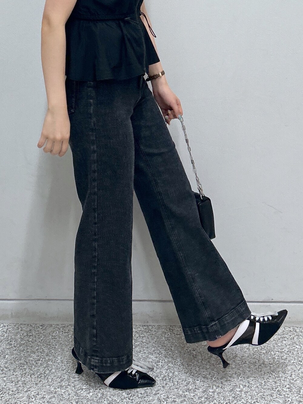 ブルー系のデニムパンツ、ブラック系のシャツ/ブラウス、レッド系のTシャツ/カットソーを着用したレディースの秋コーディネートの3枚目の写真