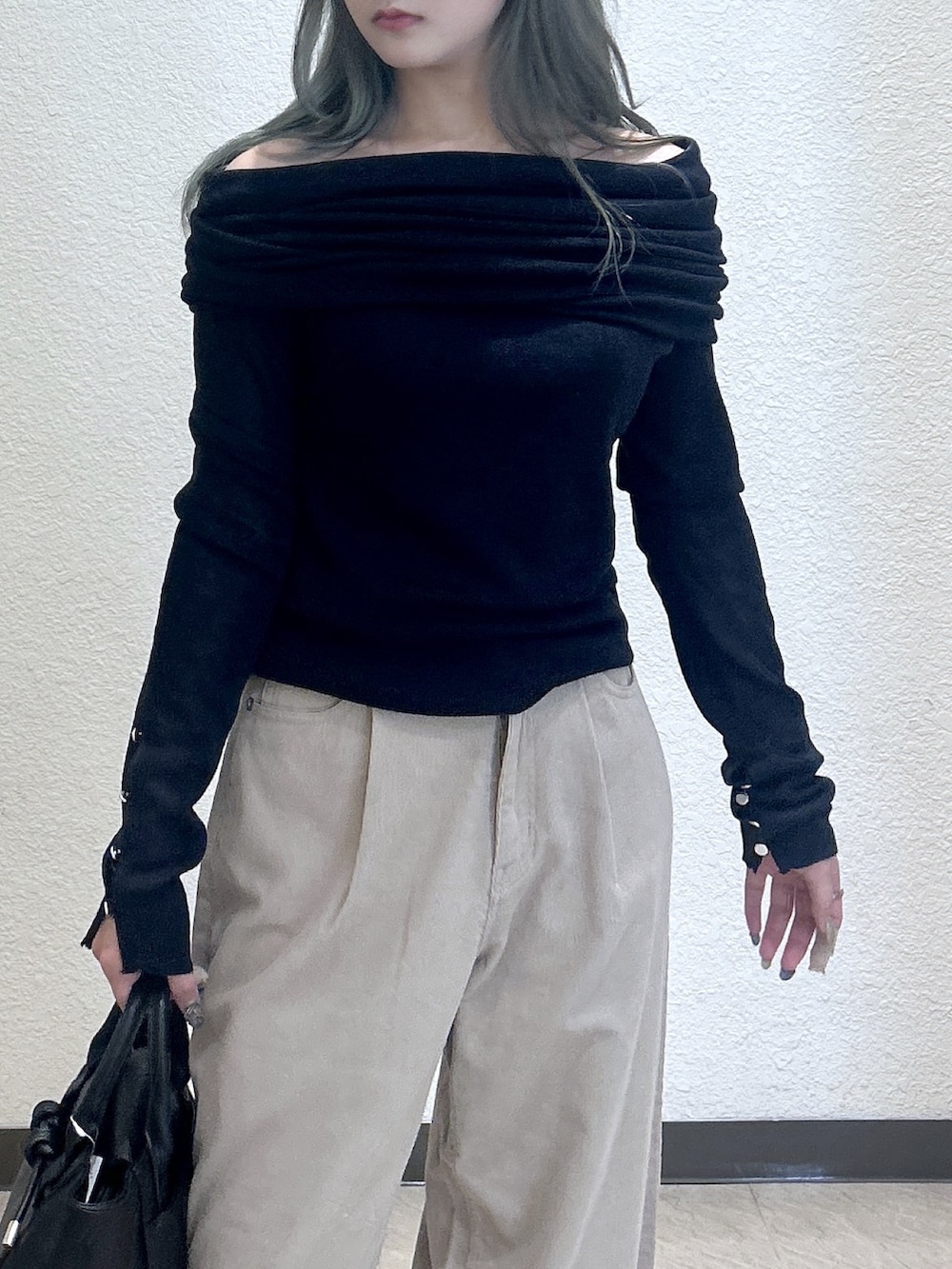 ベージュ系のその他パンツ、ブラック系のトートバッグ、ブルー系のニット/セーターを着用したレディースの秋コーディネートの2枚目の写真