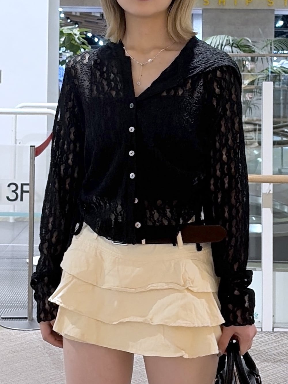 ホワイト系のスカート、ブラック系のTシャツ/カットソー、ブラウン系のローファーを着用したレディースの春コーディネートの2枚目の写真