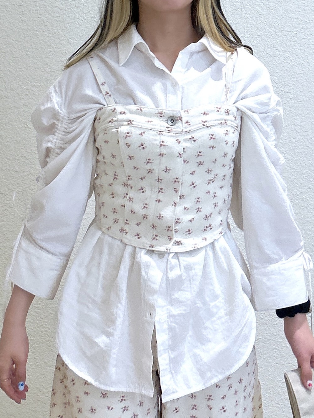 ホワイト系のシャツ/ブラウス、ホワイト系のシャツ/ブラウス、ホワイト系のデニムパンツを着用したレディースの冬コーディネートの2枚目の写真