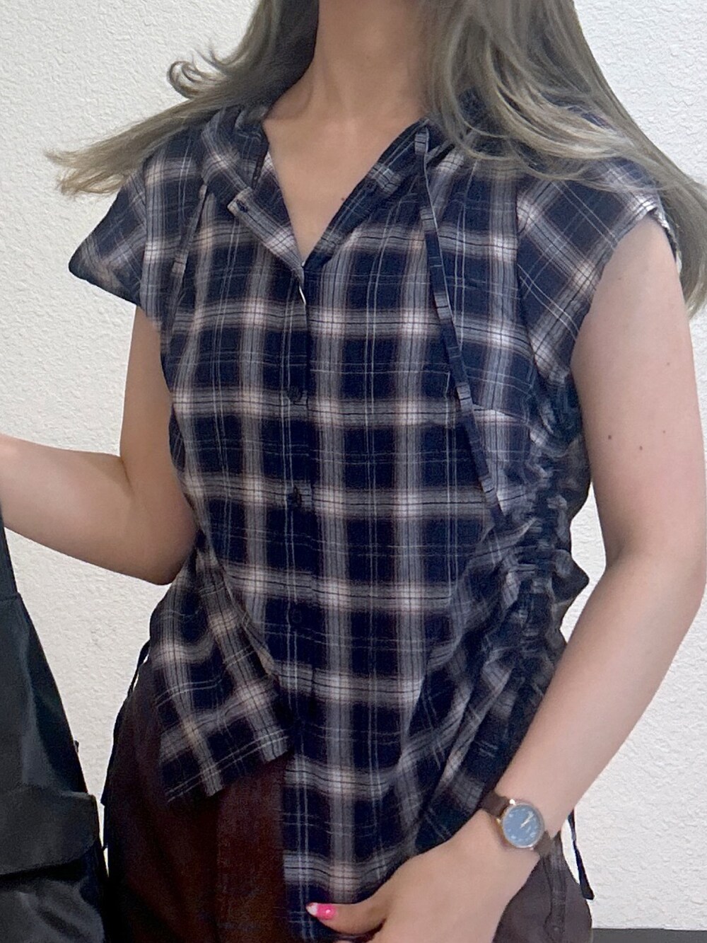 ブラウン系のデニムパンツ、ブラウン系のトートバッグ、ブラウン系のサンダルを着用したレディースの夏コーディネートの2枚目の写真