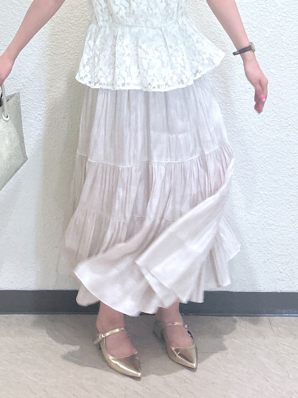 ホワイト系のシャツ/ブラウス、ブラック系のスカート、ブラック系のトートバッグを着用したレディースの夏コーディネートの3枚目の写真