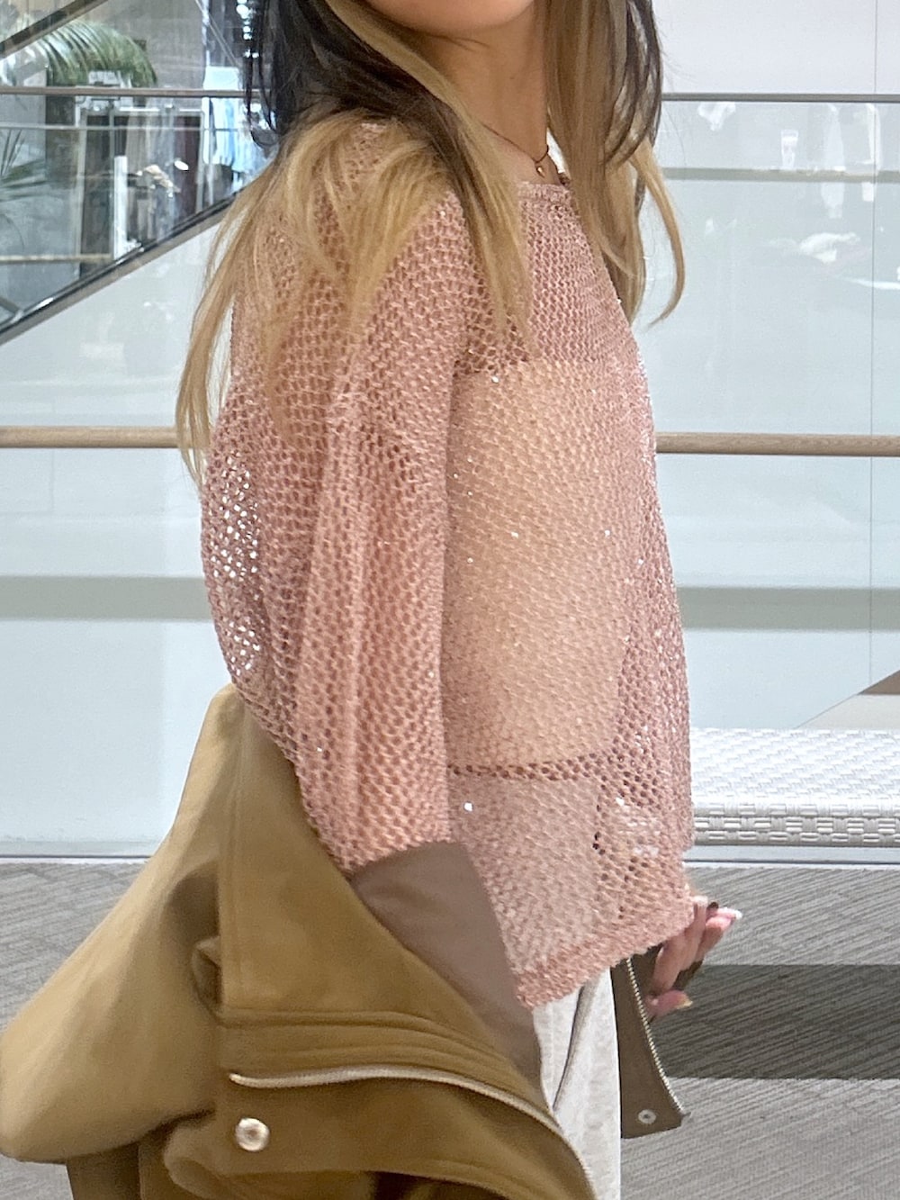 ホワイト系のその他パンツ、ブラウン系のブルゾン、ピンク系のニット/セーターを着用したレディースの春コーディネートの3枚目の写真