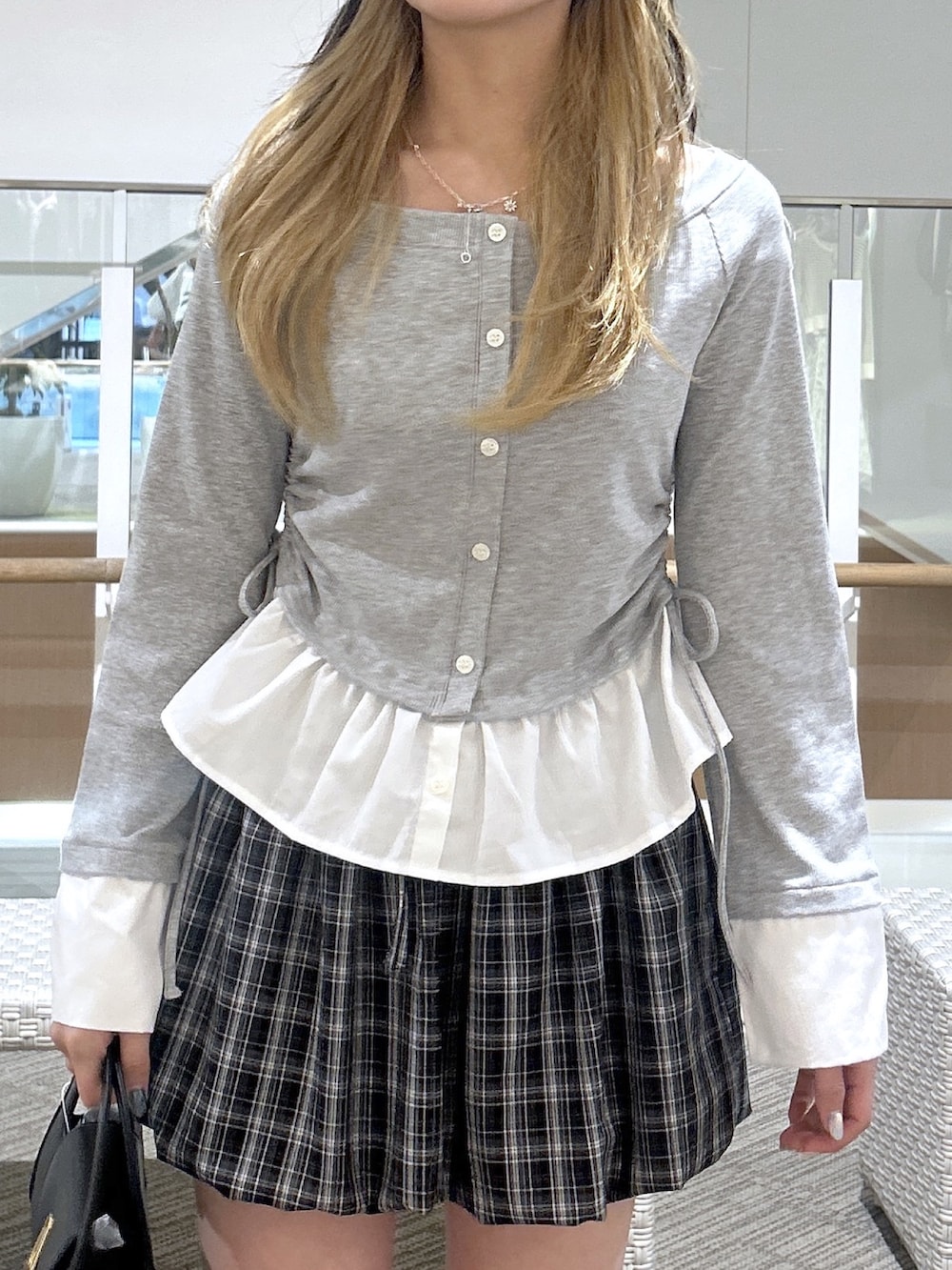 ブラック系のスカート、グレー系のTシャツ/カットソー、ブルー系のショルダーバッグを着用したレディースの春コーディネートの2枚目の写真