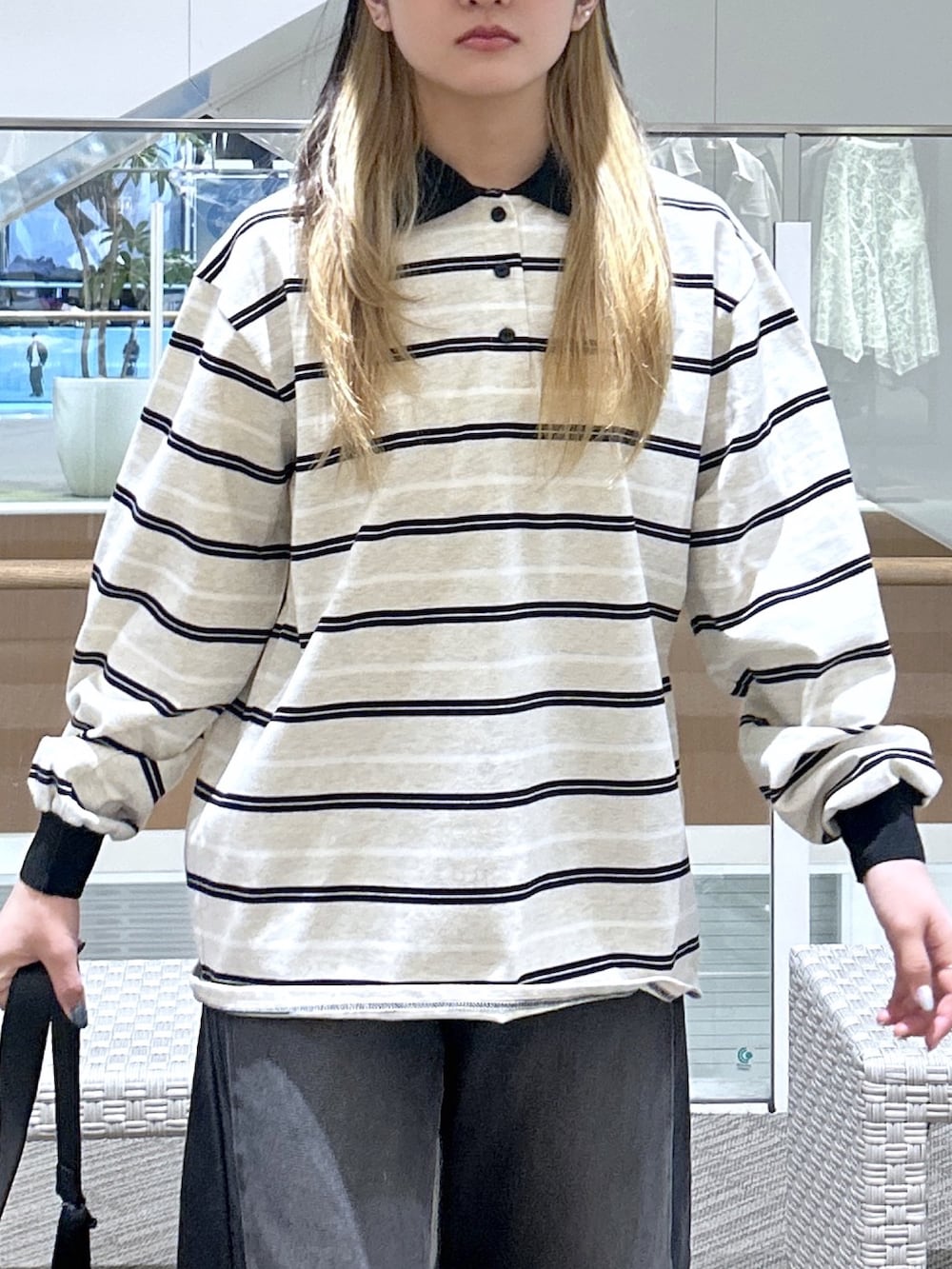 グレー系のTシャツ/カットソー、ブラック系のショルダーバッグ、ブラック系のその他パンツを着用したレディースの春コーディネートの2枚目の写真