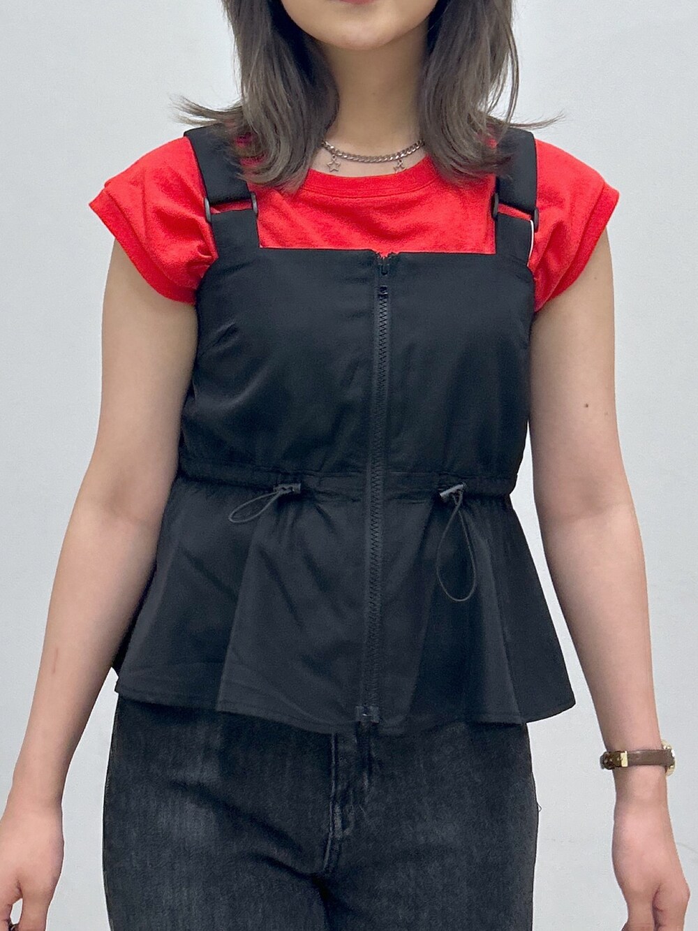 ブルー系のデニムパンツ、ブラック系のシャツ/ブラウス、レッド系のTシャツ/カットソーを着用したレディースの秋コーディネートの2枚目の写真