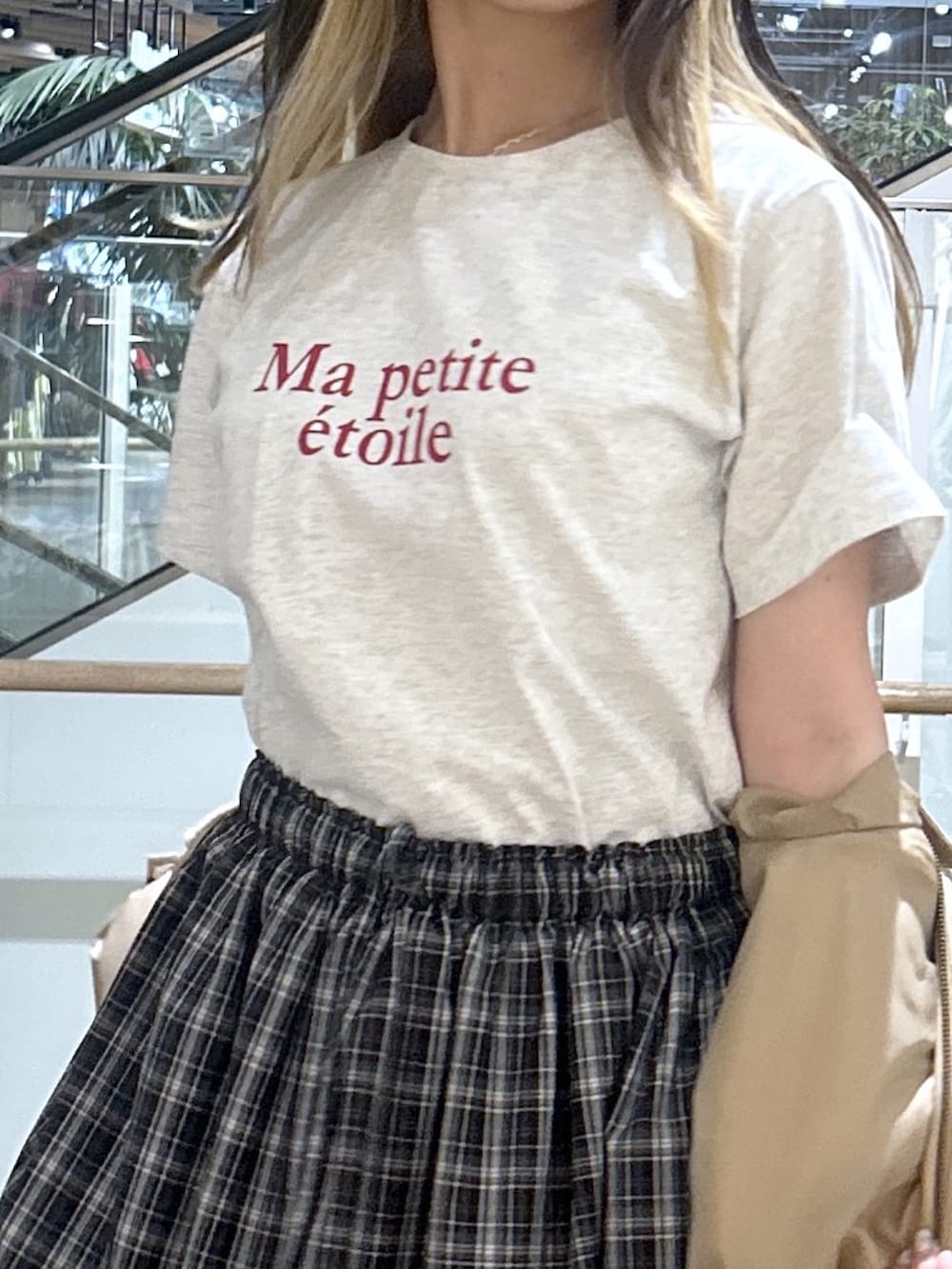 ベージュ系のブルゾン、ホワイト系のTシャツ/カットソー、ブラック系のスカートを着用したレディースの春コーディネートの3枚目の写真