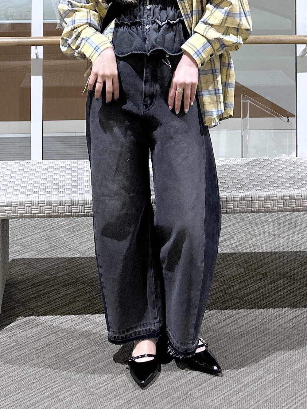 イエロー系のシャツ/ブラウス、ブラック系のその他パンツ、ブラック系のパンプスを着用したレディースの春コーディネートの3枚目の写真