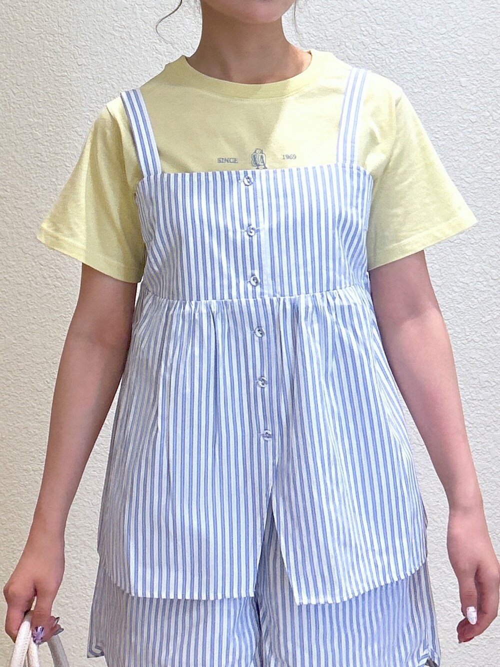 ホワイト系のシャツ/ブラウス、ホワイト系のその他パンツ、ホワイト系のトートバッグを着用したレディースの夏コーディネートの2枚目の写真