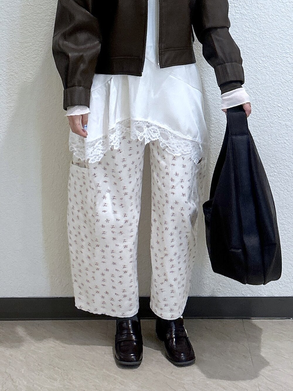 ホワイト系のワンピース、ブラウン系のブルゾン、ブラウン系のTシャツ/カットソーを着用したレディースの冬コーディネートの4枚目の写真