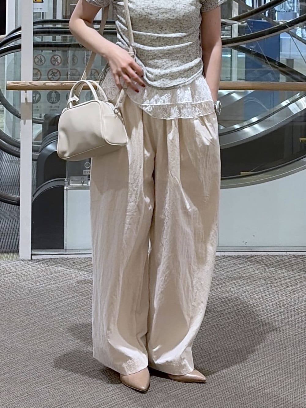 ホワイト系のその他パンツ、ホワイト系のTシャツ/カットソー、ホワイト系のボストンバッグを着用したレディースの夏コーディネートの3枚目の写真