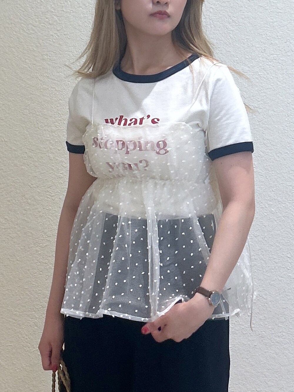 ブルー系のチノパンツ、ホワイト系のTシャツ/カットソー、ベージュ系のシャツ/ブラウスを着用したレディースの春コーディネートの2枚目の写真