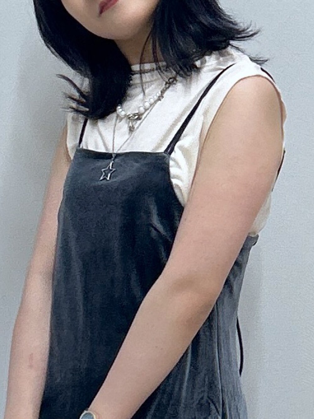 グレー系のワンピース、ブラック系のタンクトップ、ブラック系のショルダーバッグを着用したレディースの秋コーディネートの2枚目の写真