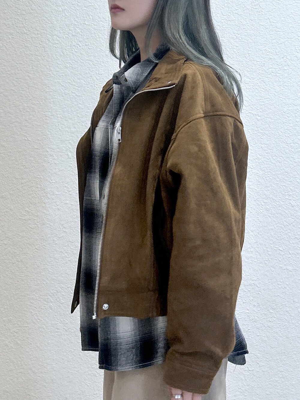 ブラック系のシャツ/ブラウス、ベージュ系のその他パンツ、ブラウン系のブルゾンを着用したレディースの秋コーディネートの2枚目の写真