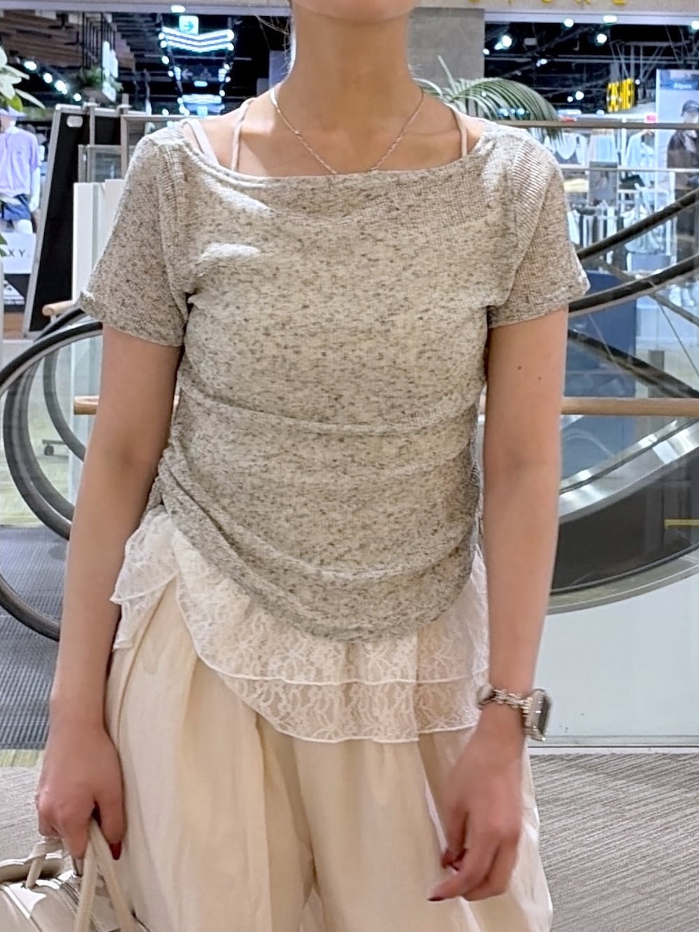 ホワイト系のその他パンツ、ホワイト系のTシャツ/カットソー、ホワイト系のボストンバッグを着用したレディースの夏コーディネートの2枚目の写真
