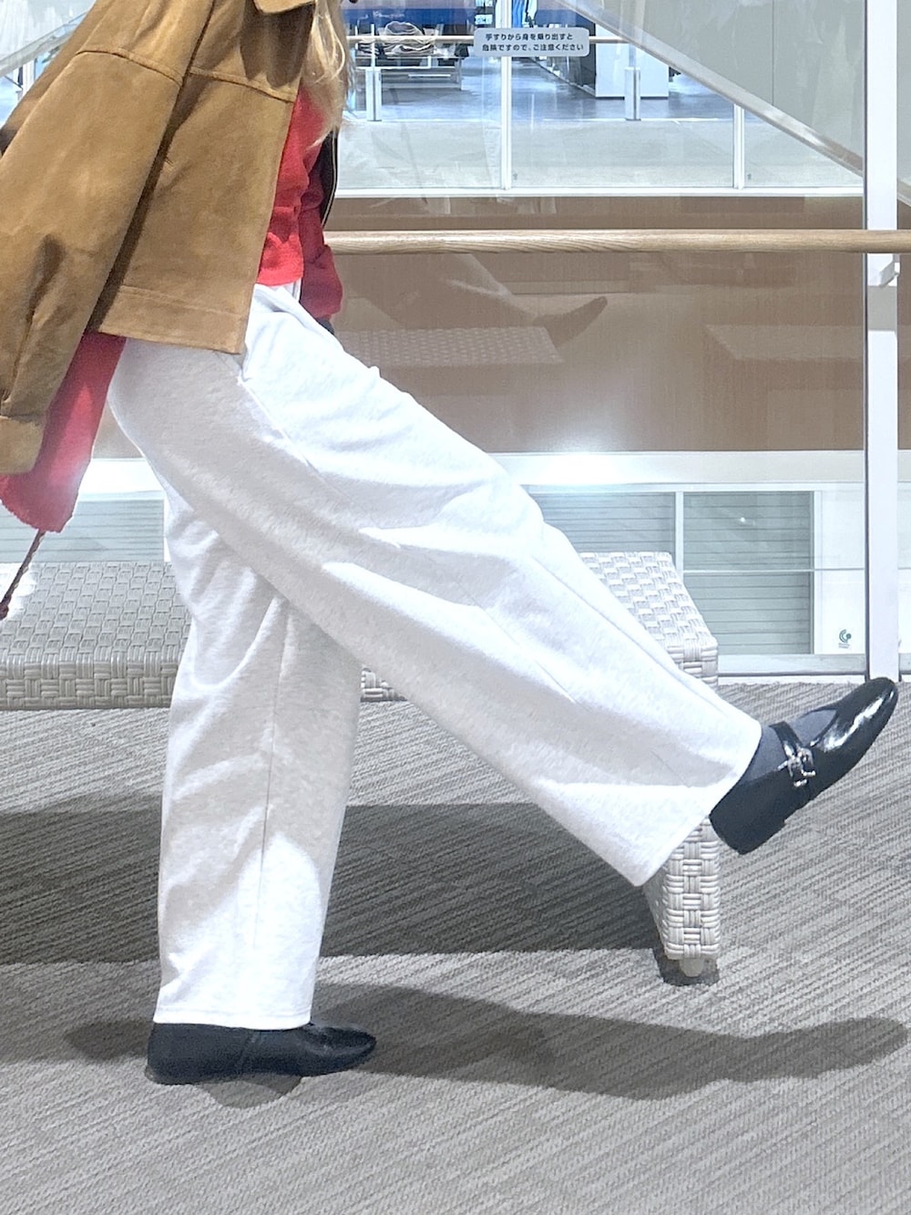 ホワイト系のその他パンツ、レッド系のニット/セーター、ブラウン系のブルゾンを着用したレディースの春コーディネートの4枚目の写真