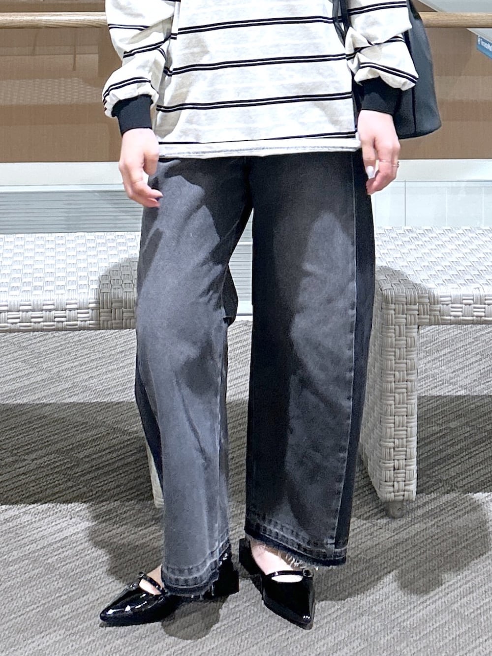 グレー系のTシャツ/カットソー、ブラック系のショルダーバッグ、ブラック系のその他パンツを着用したレディースの春コーディネートの3枚目の写真