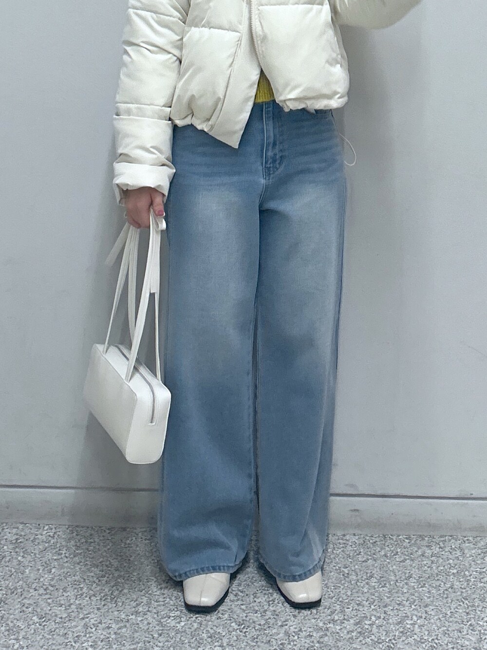 グリーン系のブルゾン、ブルー系のデニムパンツ、グレー系のニット/セーターを着用したレディースの冬コーディネートの4枚目の写真
