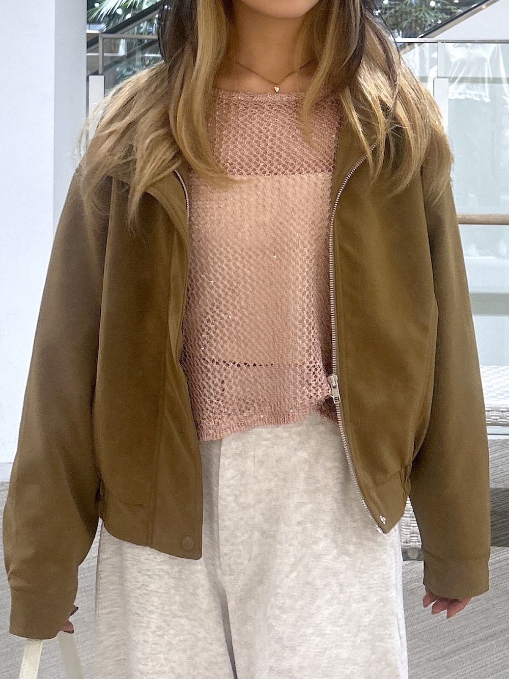 ホワイト系のその他パンツ、ブラウン系のブルゾン、ピンク系のニット/セーターを着用したレディースの春コーディネートの2枚目の写真