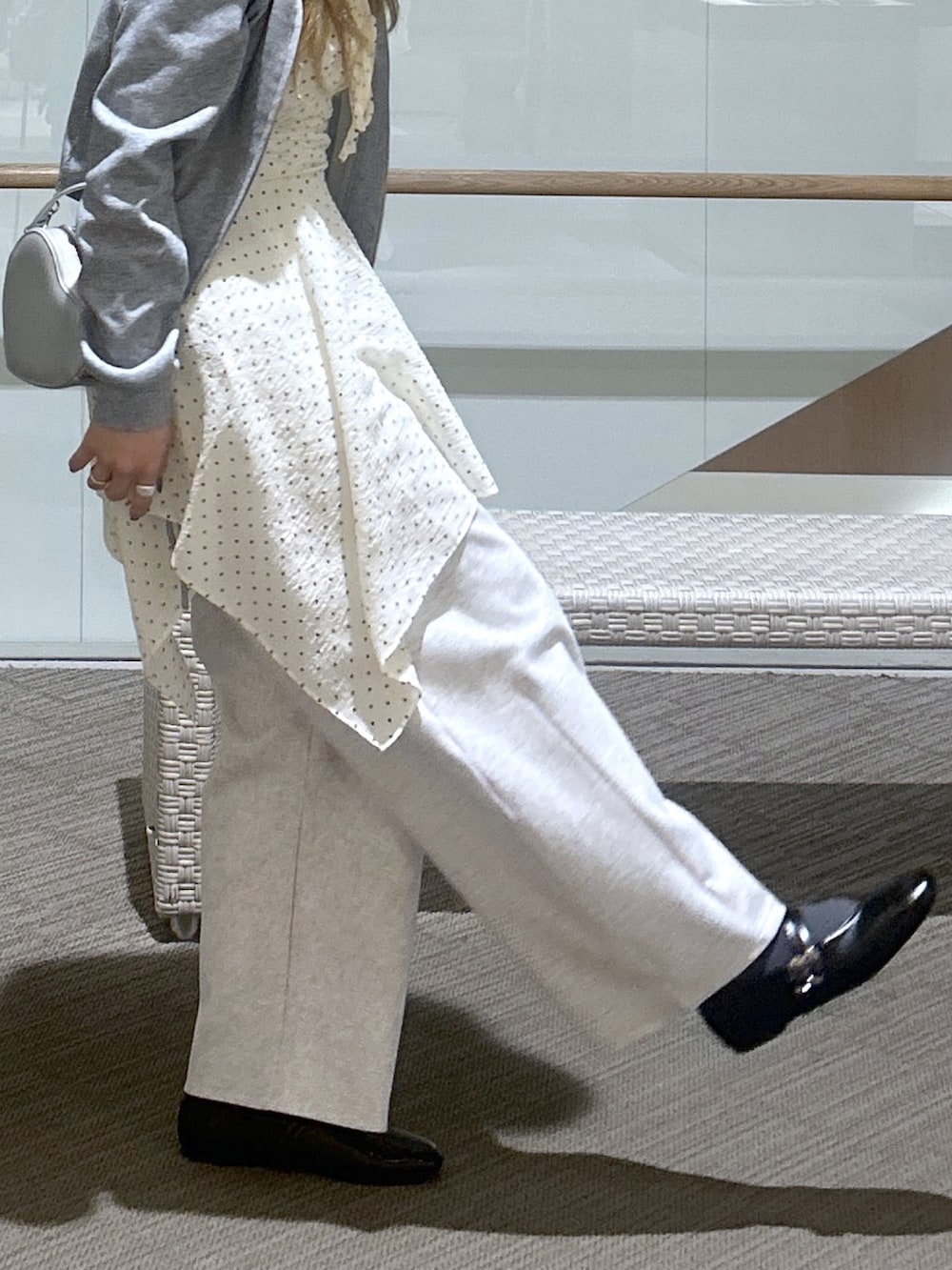 ホワイト系のパーカー、ホワイト系のその他パンツ、イエロー系のパンプスを着用したレディースの春コーディネートの3枚目の写真