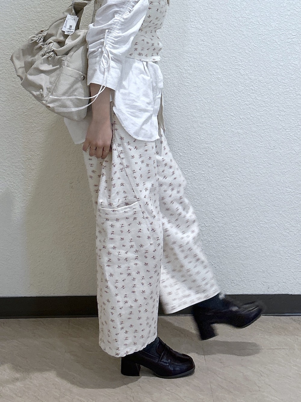 ホワイト系のシャツ/ブラウス、ホワイト系のシャツ/ブラウス、ホワイト系のデニムパンツを着用したレディースの冬コーディネートの3枚目の写真